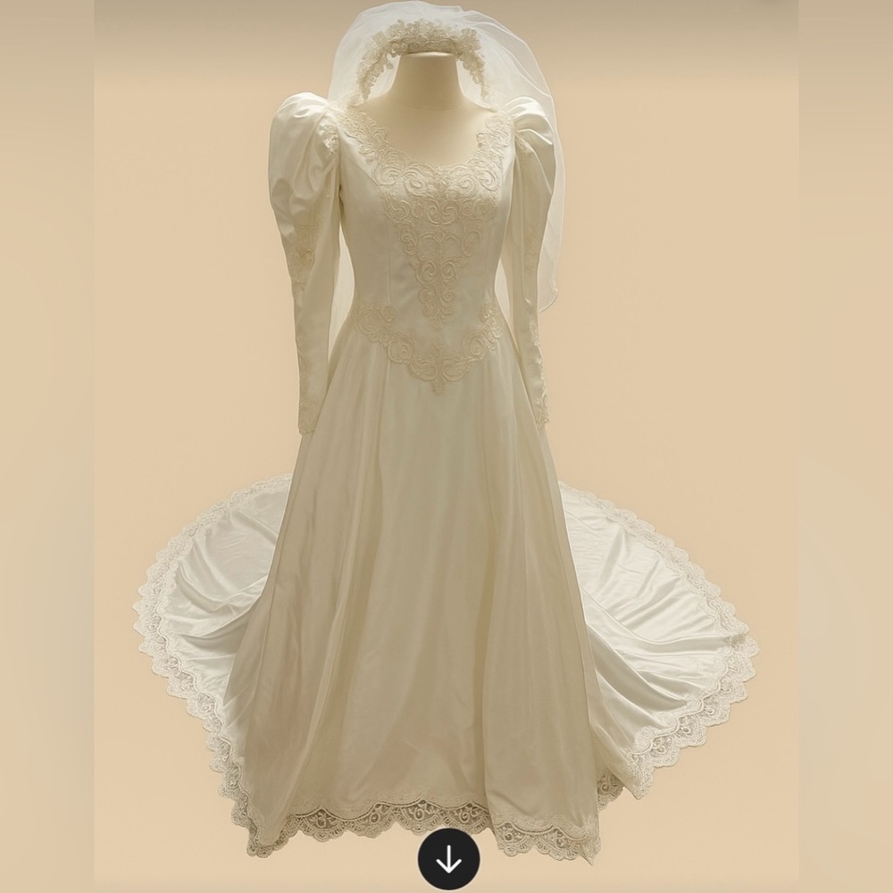Vintage 1990’s Elegant White Wedding Dress with Train‎